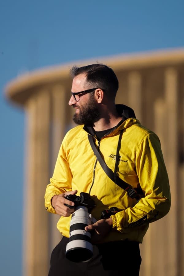 Raphael Azevedo fotografando em ação, com a jaqueta da Foco Radical